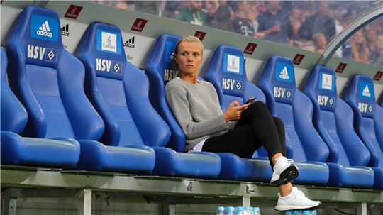Münchens Teammanagerin Kathleen Krüger bei einem Testspiel in hambrg 2018. (Archivbild)