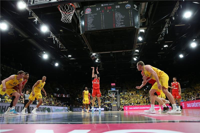 Alba nach Pokalaus gegen Bayern enttäuscht Münchens Vladimir Lucic steht an der Freiwurflinie und wirft.