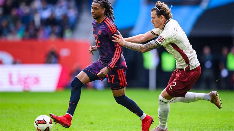 Neuer-Lapsus und Rekordtor: FC Bayern nur Remis in Augsburg Münchens Zauberfuß Michael Olise (links) tut sich gegen Abwehrspieler Calvin Brackelmann schwer.