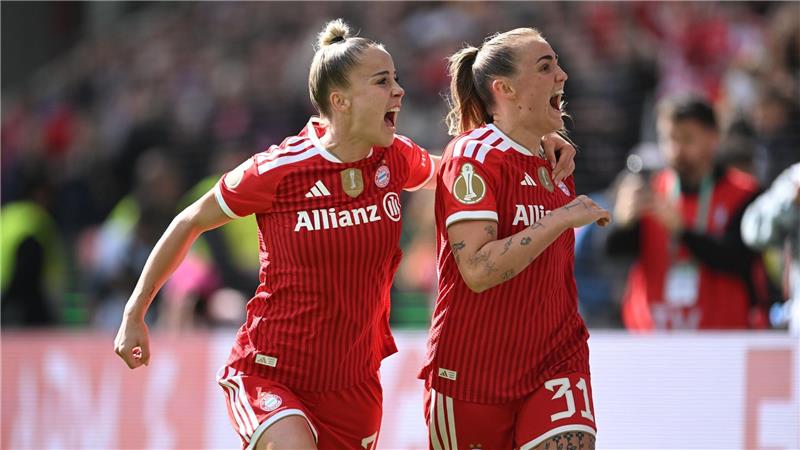 Münchner Jubel: Giulia Gwinn (l) freut sich mit 1:0-Torschützin Georgia Stanway.