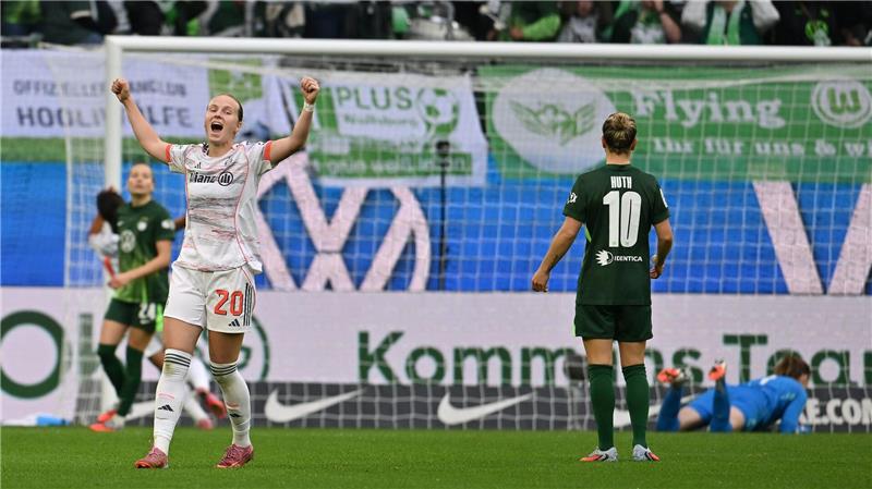 Münchner Jubel in Wolfsburg: Franziska Kett feiert das Tor zum 2:1.