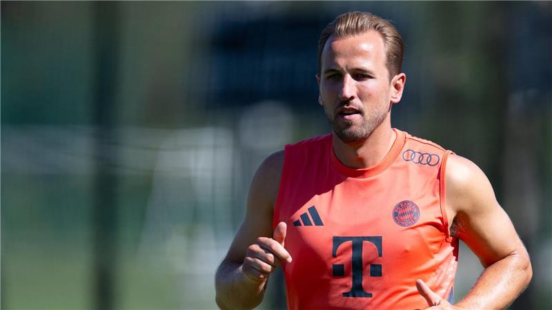 Das feurige Duell der Erben von Beckenbauer und Maradona Münchner Muskelspiele beim Training: Harry Kane.