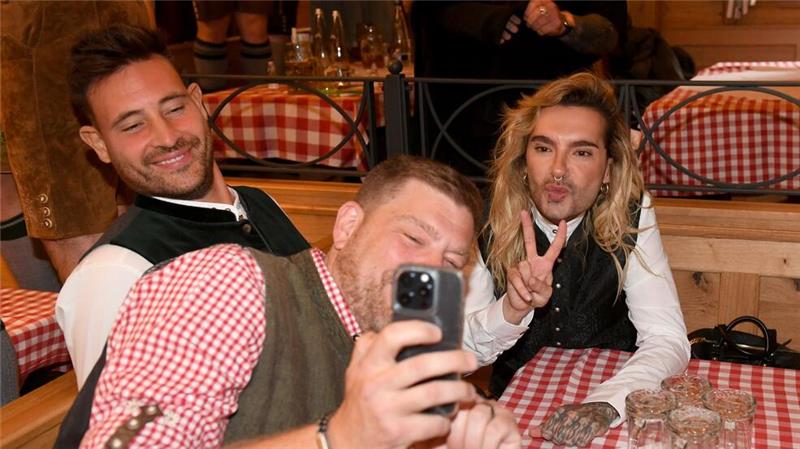 Münchner Oktoberfest: Bill Kaulitz (r), Sänger der Band Tokio Hotel, posiert neben Model Marc Eggers (l) im Schützenzelt für ein Foto.