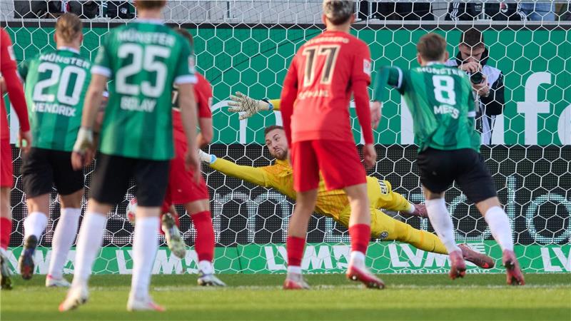 Münster scheiterte vom Punk an Torwart Nicolas Kristof. 