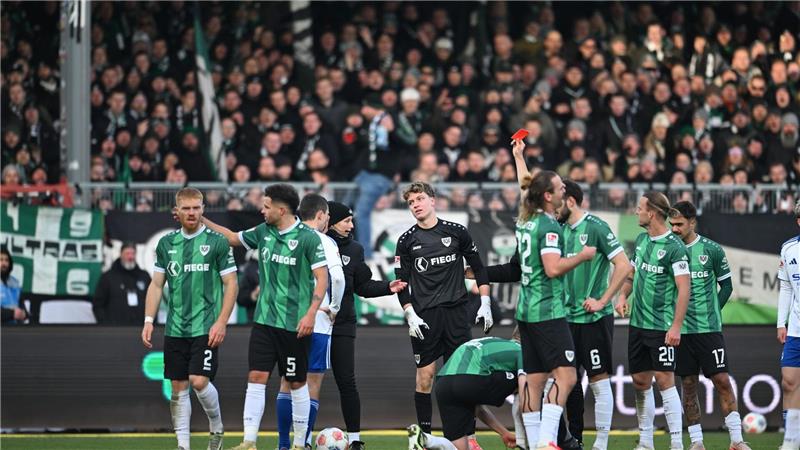 Münster spielte ab der 55. Minute nur noch mit zehn Mann.