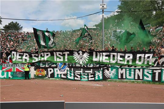 Münsters Fans zeigen ein Transparent mit der Aufschrift „Der SCP ist wieder da“.