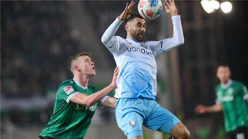 Münsters Jano ter Horst (l) bedrängt den Bochumer Gerrit Holtmann. 