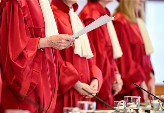 Müssen Abiturienten einen Zeugnisvermerk darüber akzeptieren, dass ihre Rechtschreibleistungen nicht in die Noten eingeflossen sind? Mit dieser Frage befasst sich das Bundesverfassungsgericht in Karlsruhe.