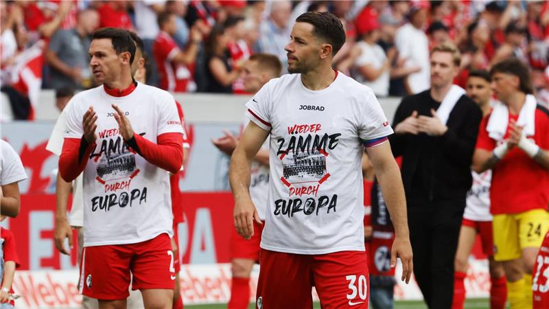 Königsklassen-Krimi: Eintracht in Ekstase, Freiburg geknickt Müssen die erste Enttäuschung verarbeiten: Die Spieler des SC Freiburg.
