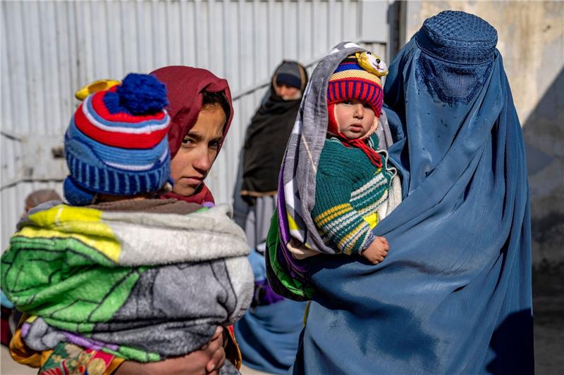 Mütter und Babys, die an Unterernährung leiden, warten in einer Klinik des Welternährungsprogramms (WFP) in Kabul auf Hilfe. Laut UN-Ernährungsorganisation haben die Unterernährungsraten in Afghanistan ein Rekordhoch erreicht.