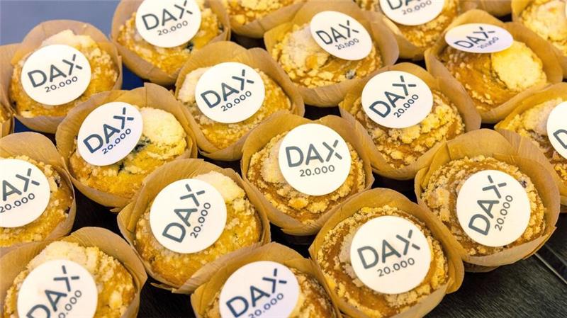 Muffins mit der Aufschrift „Dax 20.000“ liegen in der Frankfurter Börse aus.