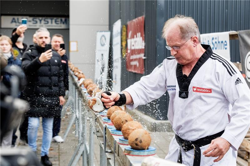 Schlag auf Schlag: Zwei Männer knacken Weltrekord Muhamed Kahrimanovic zerschlägt in 30 Sekunden 50 Kokosnüsse mit einem rohen Ei in der Schlaghand, ohne es zu beschädigen und stellt damit einen neuen Weltrekord auf.