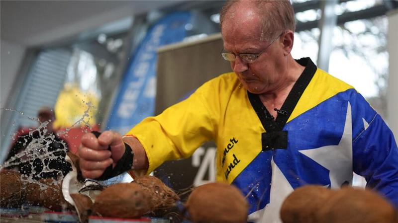 Muhamed schaffte es, 76 Kokosnüsse in 30 Sekunden mit der Hand zu zerschlagen.