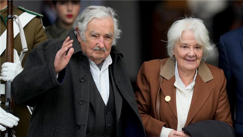 Mujica starb an der Seite seiner Frau Lucia Topolansky auf seinem Bauernhof vor den Toren von Montevideo.