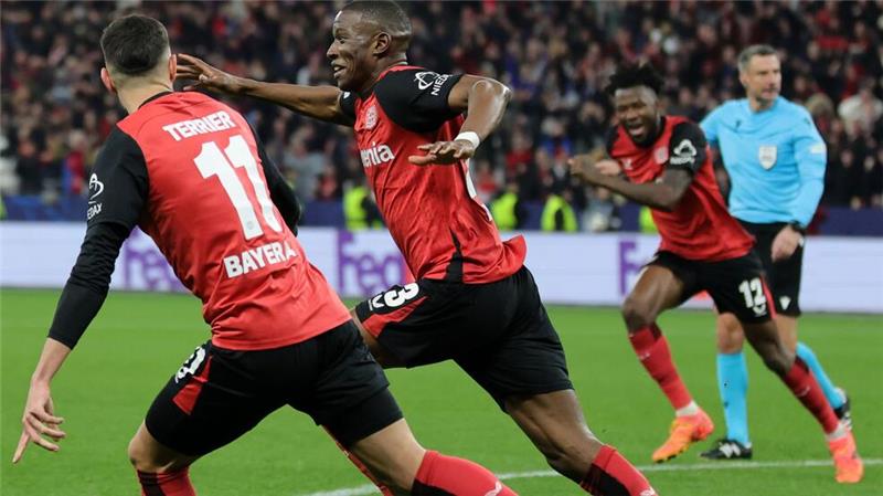 Später Siegtreffer: Bayer auf Achtelfinal-Kurs Mukiele lässt Bayer spät jubeln.