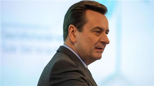 Munich Re Vorstandschef Joachim Wenning. Der Dax-Konzern ist eines der wenigen Unternehmen an der Frankfurter Börse, das derzeit glänzende Geschäfte macht. (Archivbild)