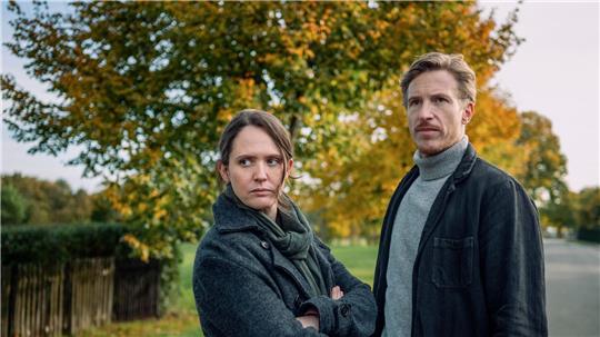 Murphy und Herbst scheinen Gefallen aneinander zu finden, doch beide bringen einiges an emotionalem Gepäck mit. 