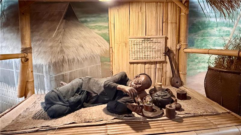 Das neue Goldene Dreieck – vom Opium zur Schatten-Enklave Museen am Goldenen Dreieck zeigen, wie früher Opium geraucht wurde.