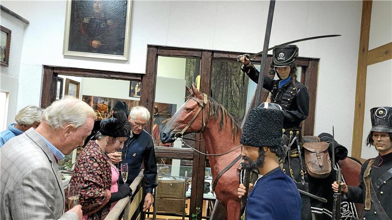 Museumleiter Thomas Merbt (hinten rechts) führt die Besucher nach der offiziellen Eröffnung durch seine Sammlung. Über 1000 Exponate aus der Zeit der Napoleon-Krieg hat der Sammler in rund 50 Jahren zusammengetragen.  Fotos: Fricke