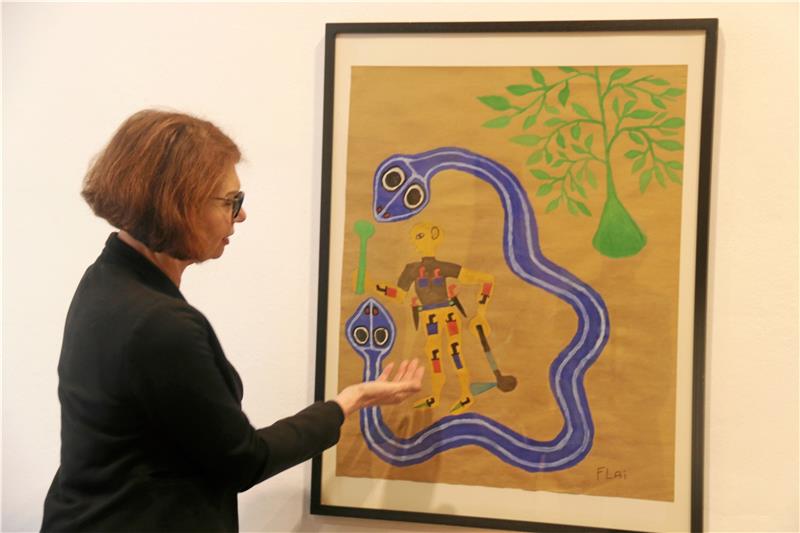 „Bushman Art“: Afrikanische Gemälde im Goslarer Mönchehaus Museums-Chefin Dr. Bettina Ruhrberg mit der blauen Schlange. Foto: Hartmann