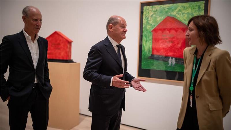 Museumsdirektor Glenn Lowry (links) und Kuratorin Paulina Pobocha führten Olaf Scholz durch die Ausstellung. (Archivbild)