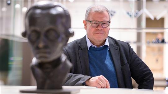 Museumsdirektor Joachim Mähnert sitzt im eigens errichteten „Kant-Museum“.