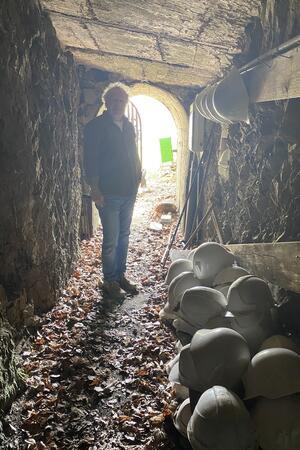 Museumsleiter Christian Barsch im Eingangsbereich der Grube Catharina Neufang.