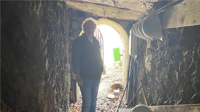 Museumsleiter Christian Barsch während der Sanierungsarbeiten im Eingangsbereich der Grube Catharina Neufang in St. Andreasberg.