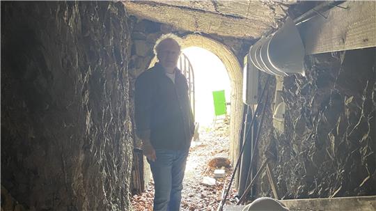 Museumsleiter Christian Barsch während der Sanierungsarbeiten im Eingangsbereich der Grube Catharina Neufang in St. Andreasberg.