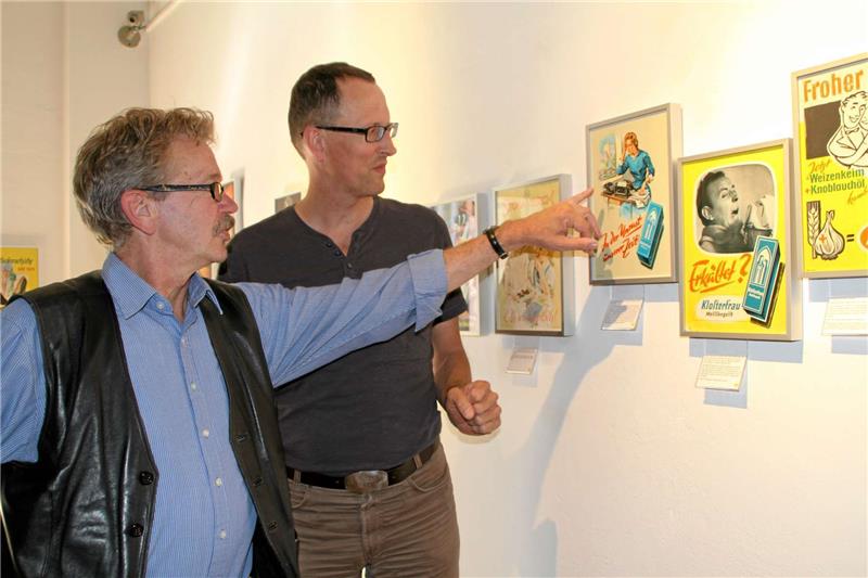 Museumsleiter Christoph Gutmann (li.) und Bernd Schönebaum, Sammler und Kurator der Ausstellung, diskutieren über Burn-out in den fünfziger Jahren: Klosterfrau Melissengeist versprach Abhilfe.