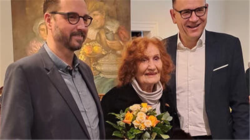 Museumsleiter Dirk Stroschein (l.) und Bürgermeister Erik Homann rahmen Seesens Jubilarin Elisabeth Paetz-Kalich während der Vernissage der zu ihren Ehren veranstalteten Ausstellung ein.