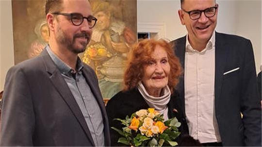 Museumsleiter Dirk Stroschein (l.) und Bürgermeister Erik Homann rahmen Seesens Jubilarin Elisabeth Paetz-Kalich während der Vernissage der zu ihren Ehren veranstalteten Ausstellung ein.
