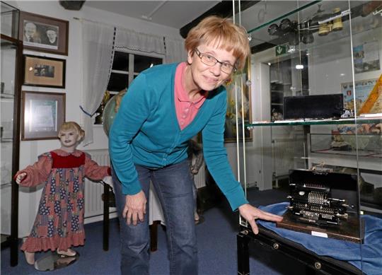 Museumsleiterin Dorothee Schacht ist auf der Suche nach Rechenmaschinen. Gerne würde sie diese im Laufe des Jahres gemeinsam mit dem im Museum ausgestellten Exemplar in einer Sonderausstellung präsentieren. Fotos: Jambrek