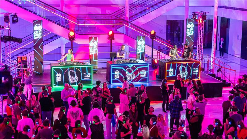 Silent Party: Landtag wird für sechs Stunden zum Club Musik gab es auf Kopfhörern.