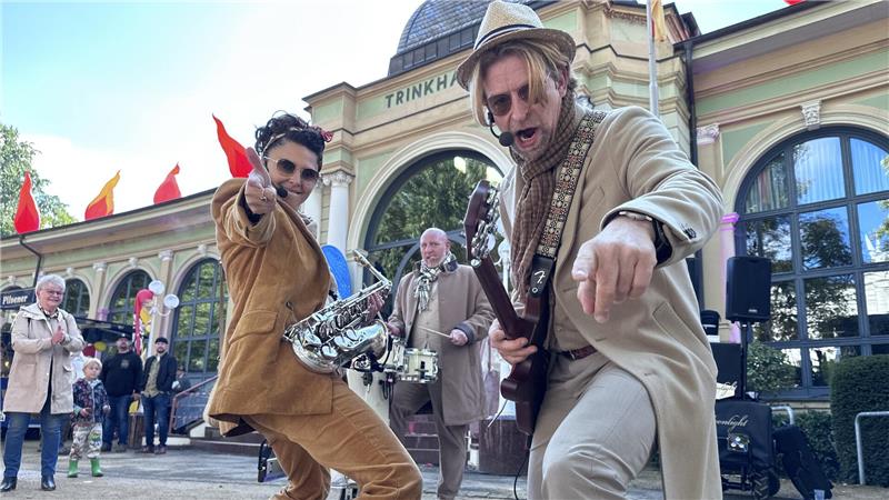 Musik gibt es den ganzen Tag und die halbe Nacht auf Bühnen und auch mitten im Festtrubel.