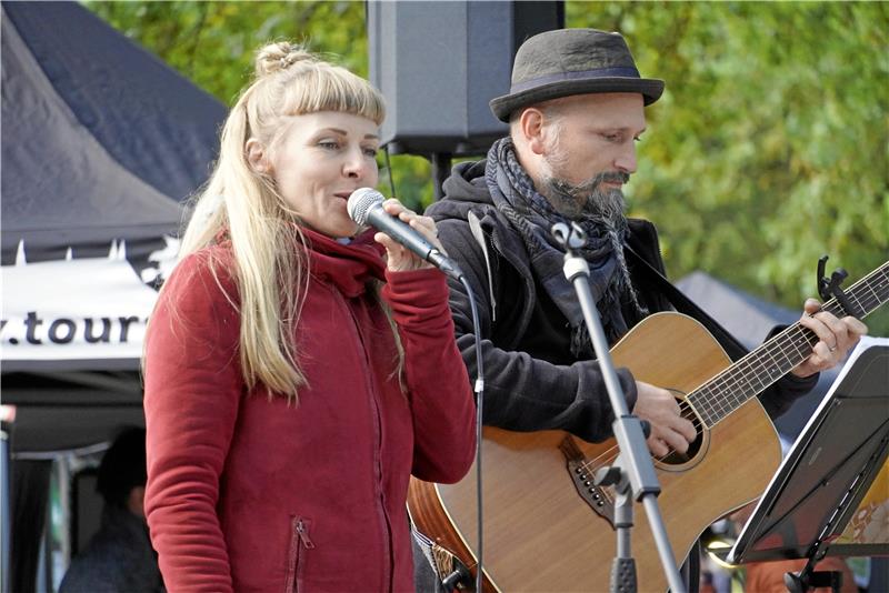 Musik liefert unter anderem die Band „Love at first sight“. Foto: Schlegel