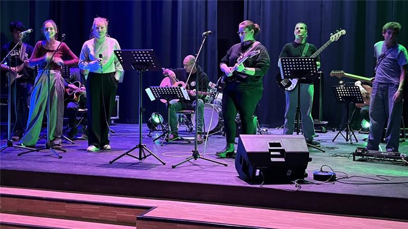 Mit Seifenschaum-Schnee und viel Musik in die Ferien Musik macht auch nach dem Unterricht munter. Und wenn es danach in die Ferien geht erst recht.