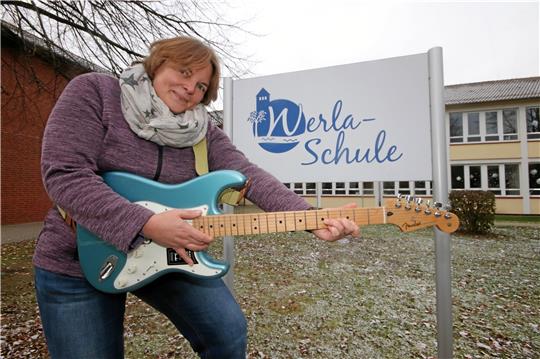 Musik spielt eine große Rolle im Leben der 42-Jährigen – jetzt leitet Sarah Effenberger nicht nur die Schulband, sondern die gesamte Schladener Werla-Schule.  Foto: Gereke