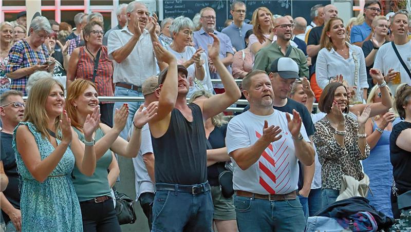 Musik zum Mitsingen und Mitklatschen: Die Sommernacht findet ihre Gäste auf dem Museumsufer.