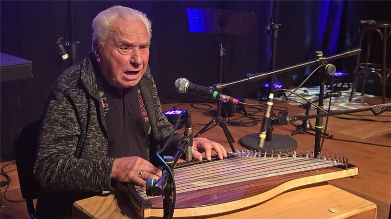 Neun Acts: Volksmusik, Poetry-Slam und das Steigerlied Musikalische Zugabe: Zusammen mit dem ganzen Publikum und der Zither wird das Steigerlied gesungen.