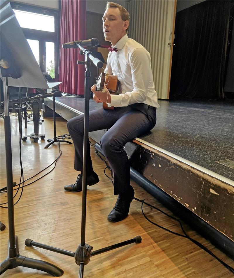 Abitur: Robert-Koch-Schüler sind 13 Jahre im falschen Film Musikalischer Überraschungsgast: Sportlehrer Alexander Thiel singt wie Henning May von Annen May Kantereit. Foto: Knoke