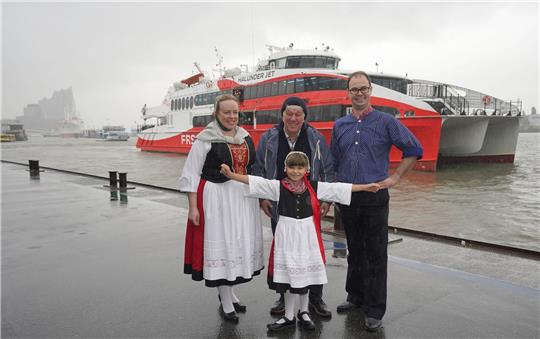 Musiker Rolf Zuckowski (hinten M) mit der achtjährigen Emma Jiritschka, Christin Nothdurft und Jan Bayer von der Folkloregruppe „Finkwarder Speeldeel“ .