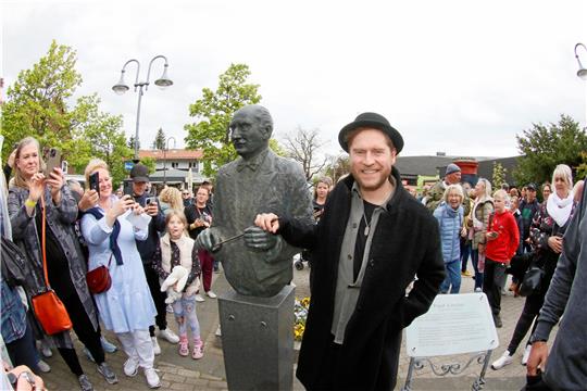 Musiker unter sich? Nicht ganz: Auf dem Weg vom Hahnenkleer Kurhaus zum Paul-Lincke-Platz wird der frisch gekürte Paul-Lincke-Ring-Träger Johannes Oerding von einem Pulk an Menschen begleitet. Die Handykameras stehen nicht still. Fotos: Epping (4) /Sowa (1)