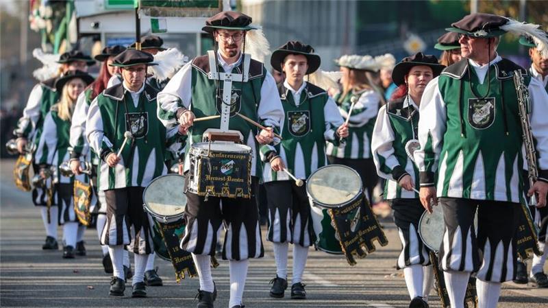 Tausende Schaulustige bei Freimarktsumzug in Bremen Musikkapellen laufen beim Freimarktsumzug in Bremen durch die Stadt.