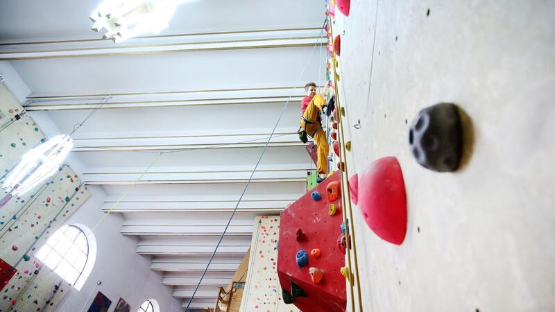 Sport gegen Rückenschmerzen: 7 Dinge, auf die es ankommt Muskeln strecken: Beim Klettern können sich Verspannungen lösen.