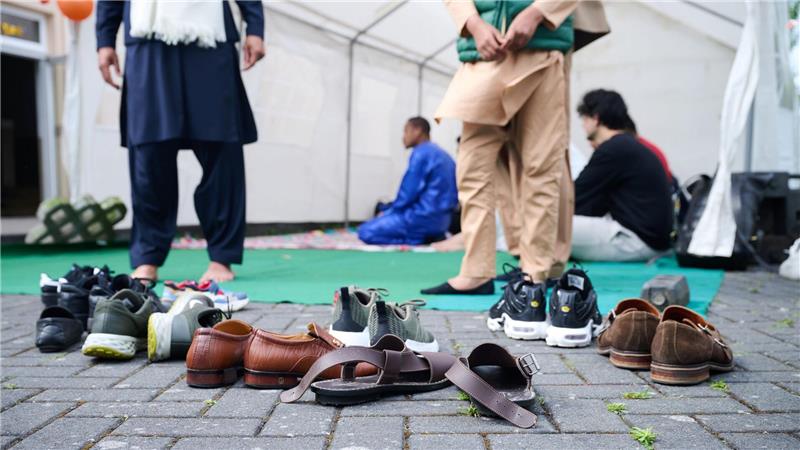 Antimuslimischer Rassismus trifft Frauen besonders stark Muslime in Deutschland