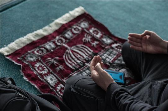 Muslime verrichten das erste Freitagsgebet in der «Masjid El-Ummah » in der ersten Woche des Ramadan.