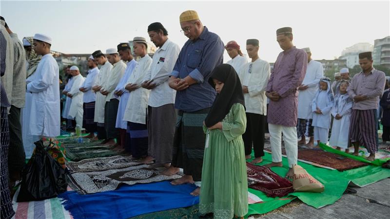 Muslime versammeln sich in einer Moschee in Yangon zum Morgengebet anlässlich des Eid al-Fitr-Festes.