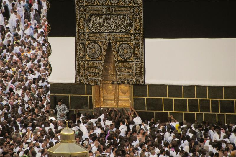 Wallfahrt Hadsch wieder ohne Einschränkungen Muslimische Pilger umrunden die Kaaba, das würfelförmige Gebäude der Großen Moschee, während der jährlichen Hadsch-Pilgerfahrt.