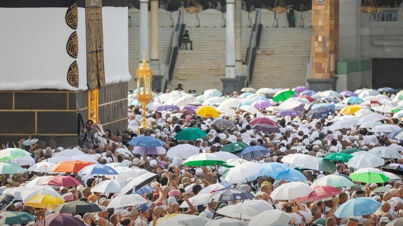 Große Hitze: Zahl der Todesopfer in Mekka steigt auf 64 Muslimische Pilger umrunden die Kaaba in der Großen Moschee während der Hadsch.